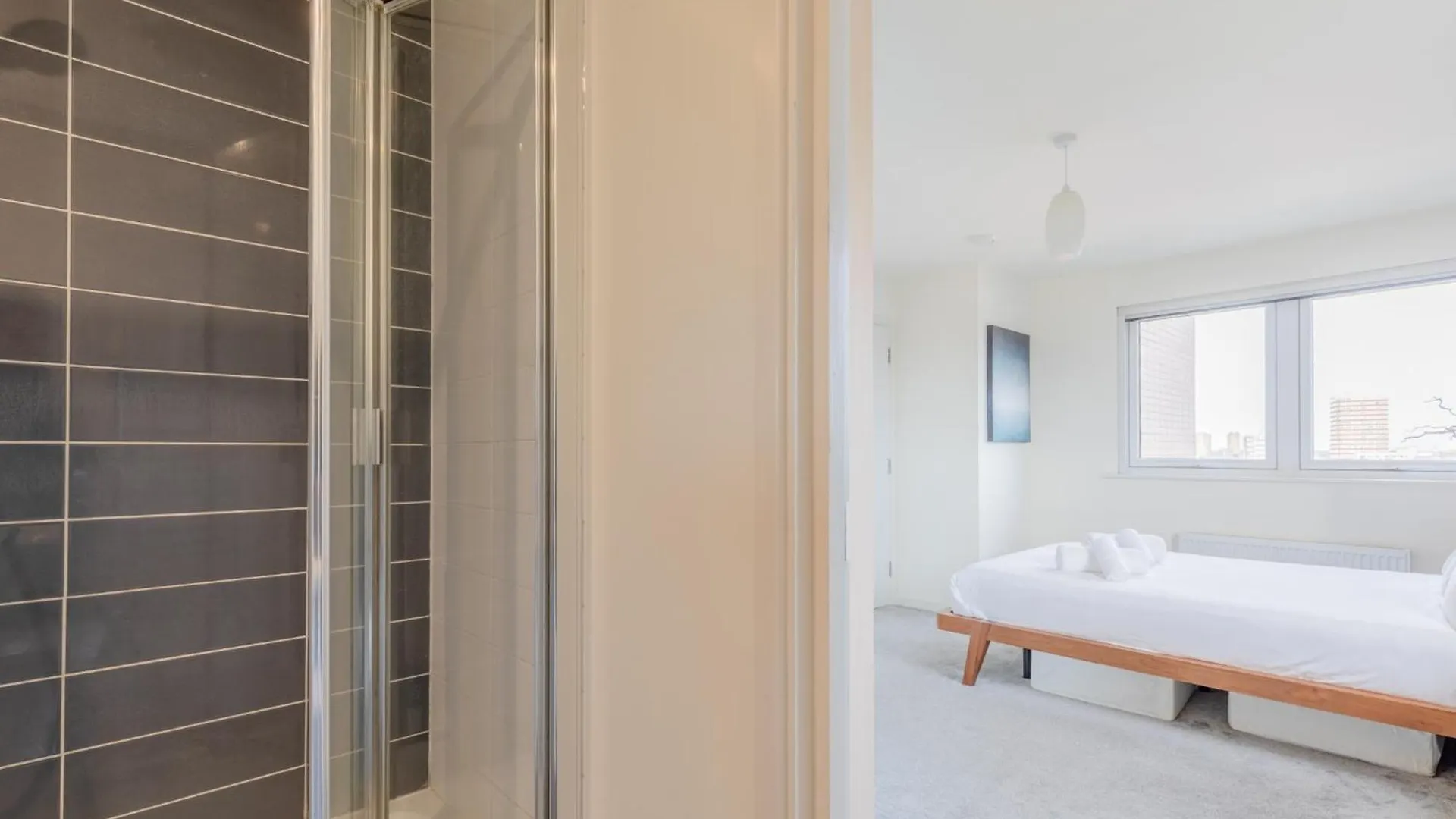Sun Filled 2Bd Flat With City Views Mile End London