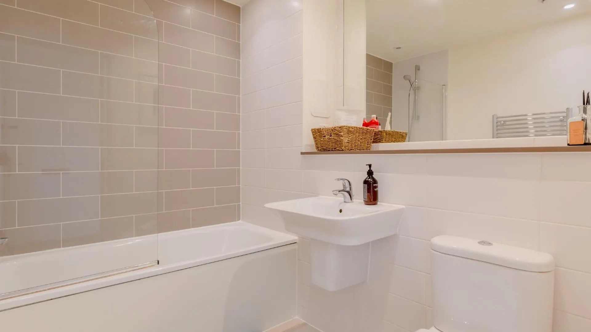 Apartment Sun Filled 2Bd Flat With City Views Mile End London