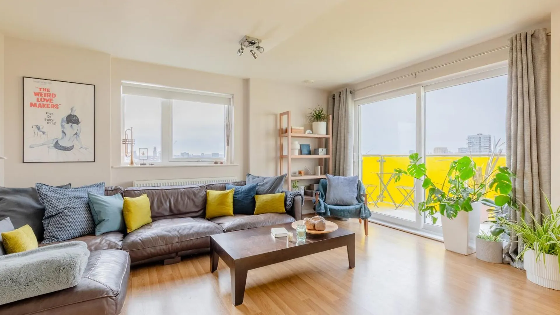 Sun Filled 2Bd Flat With City Views Mile End London